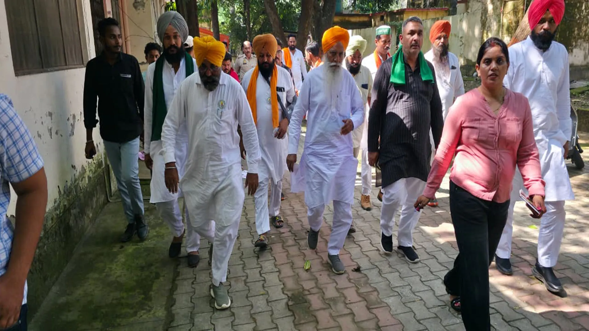 पीलीभीत: चढ़ूनी ने धान खरीद में धांधली पर दागे सवाल, डिप्टी आरएमओ ने दिए गोलमोल जवाब