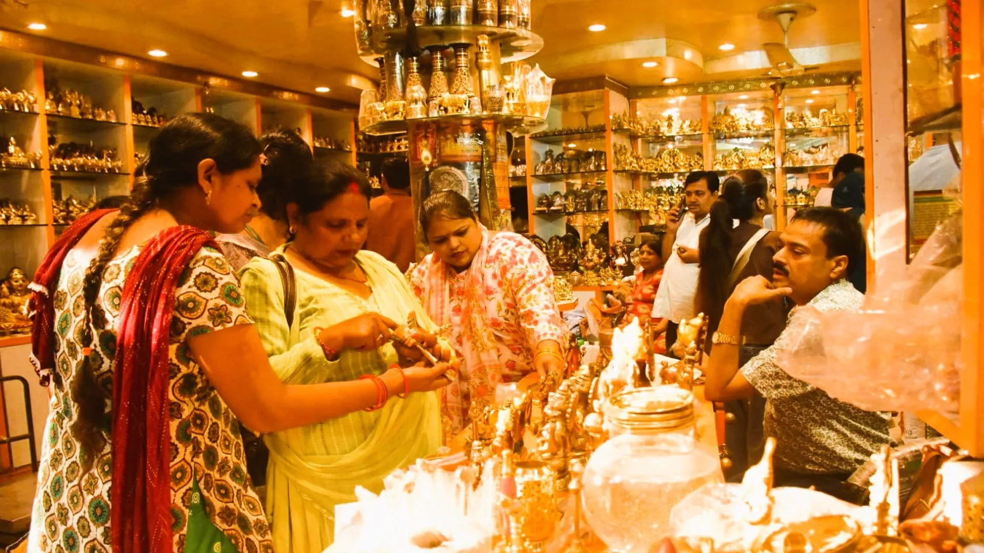 दिवाली के शुभ अवसर पर बाजार में लौटी सोने-चांदी की चमक...मांग में बढ़ोतरी होने पर महंगा हुआ भाव 