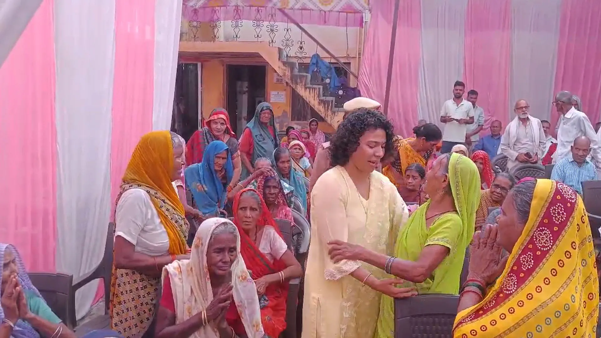 लखीमपुर खीरी: डीएम ने वृद्धाश्रम में बुजुर्गों संग बांटीं दीपावली की खुशियां...वृद्धजनों का लिया आशीर्वाद