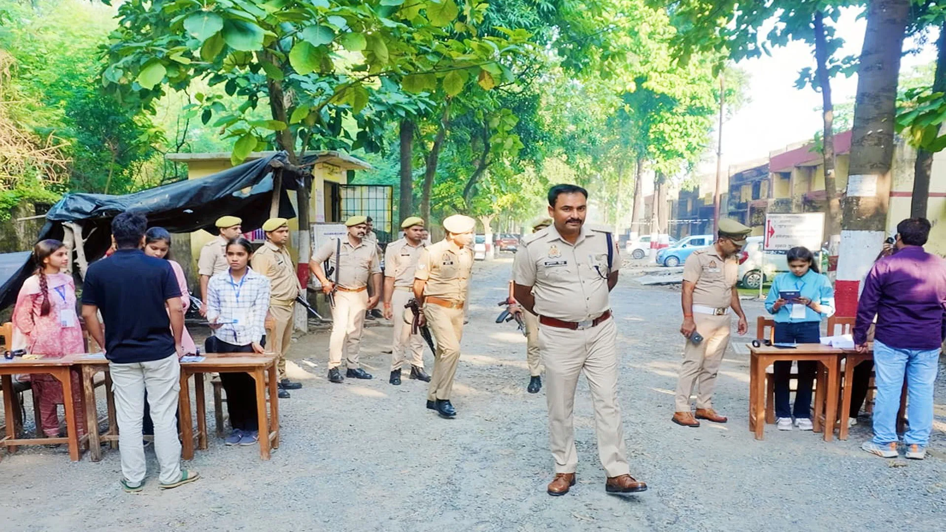 Rampur : कड़ी सुरक्षा के बीच छह परीक्षा केंद्रों पर शुरू हुई प्रवर अधीनस्थ परीक्षा