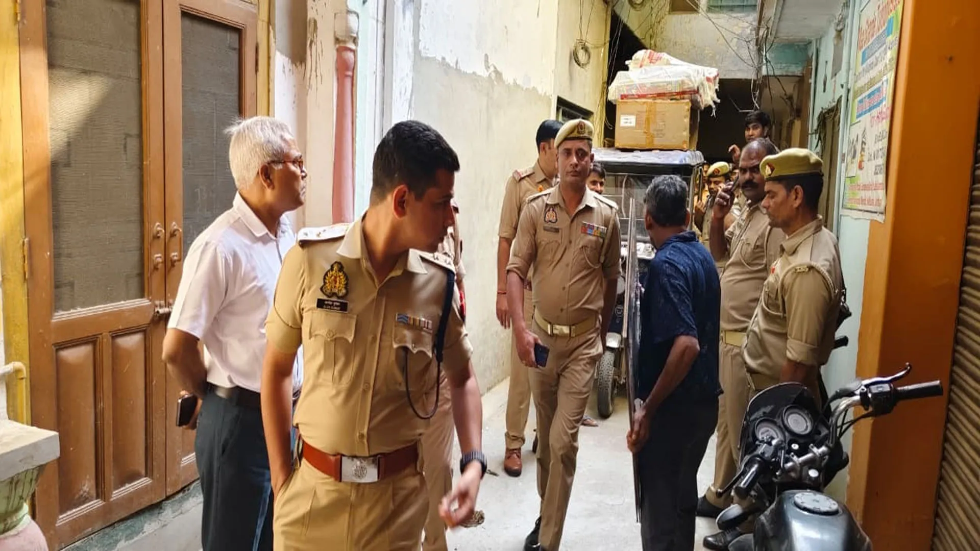 UP: अवैध आतिशबाजी पर बड़ी कार्रवाई...लाखों की सामग्री जब्त