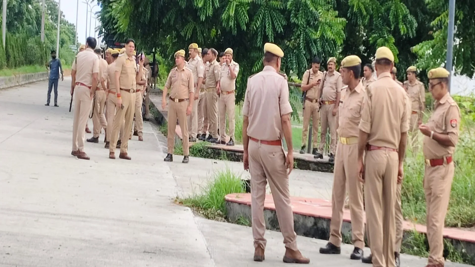 UP: छावनी में तब्दील रहा जौहर विवि से लेकर आजम खां का घर