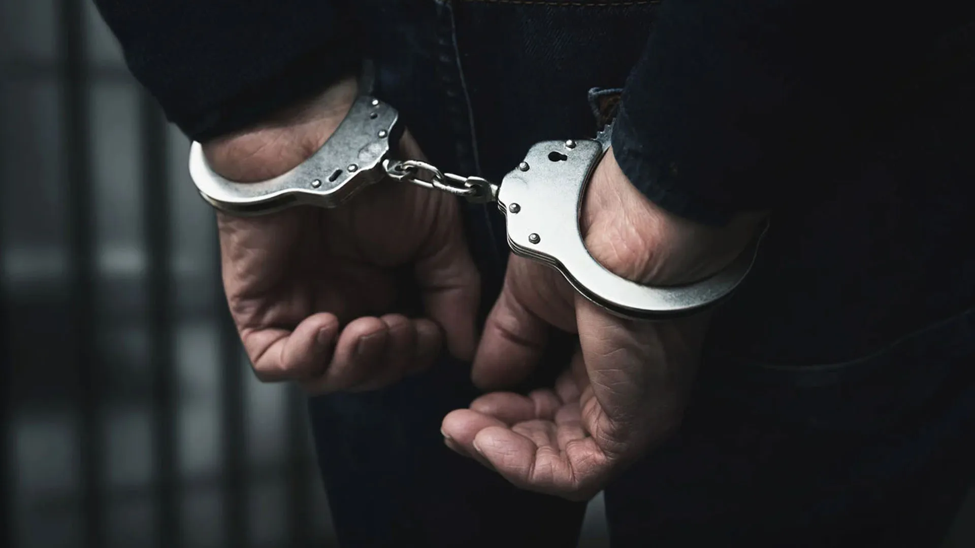 रामपुर: बंद मकान में छापा मारकर पुलिस ने साइबर ठगी करने वाले आठ पकड़े 