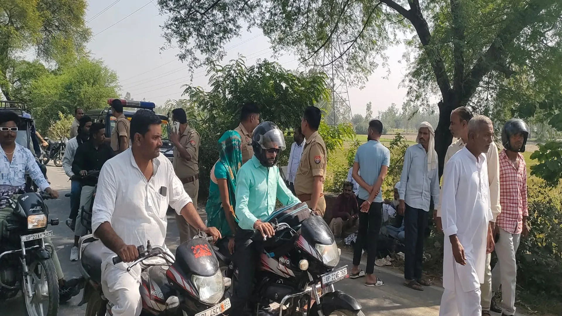 रामपुर : बाइक सवार परिवार को कार ने मारी टक्कर...महिला की मौत