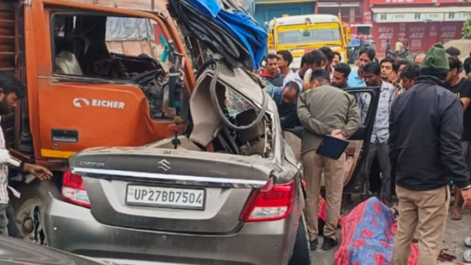 दर्दनाक हादसा : डिवाइडर से टकराकर डीसीएम से भिड़ी कार...बैंक ऑफ बड़ौदा के उपप्रबंधक और मां की मौत