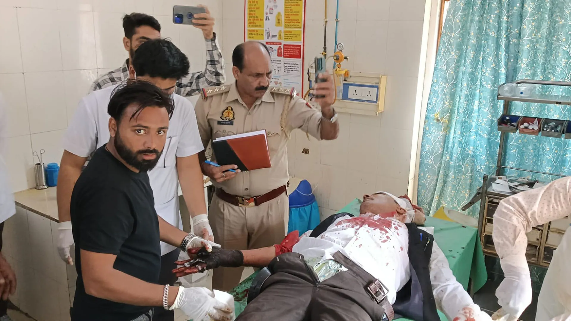 पीलीभीत: कचहरी में कांड... मुकदमें की रंजिश में अधिवक्ता पर बांके से किए वार, हमले में दरोगा भी घायल