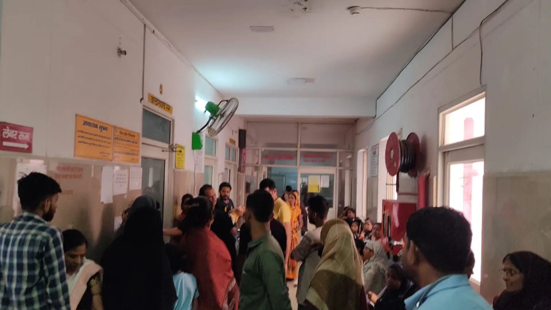 Bareilly: जांच के लिए अगले दिन की तारीख देने पर मरीजों ने काटा हंगामा