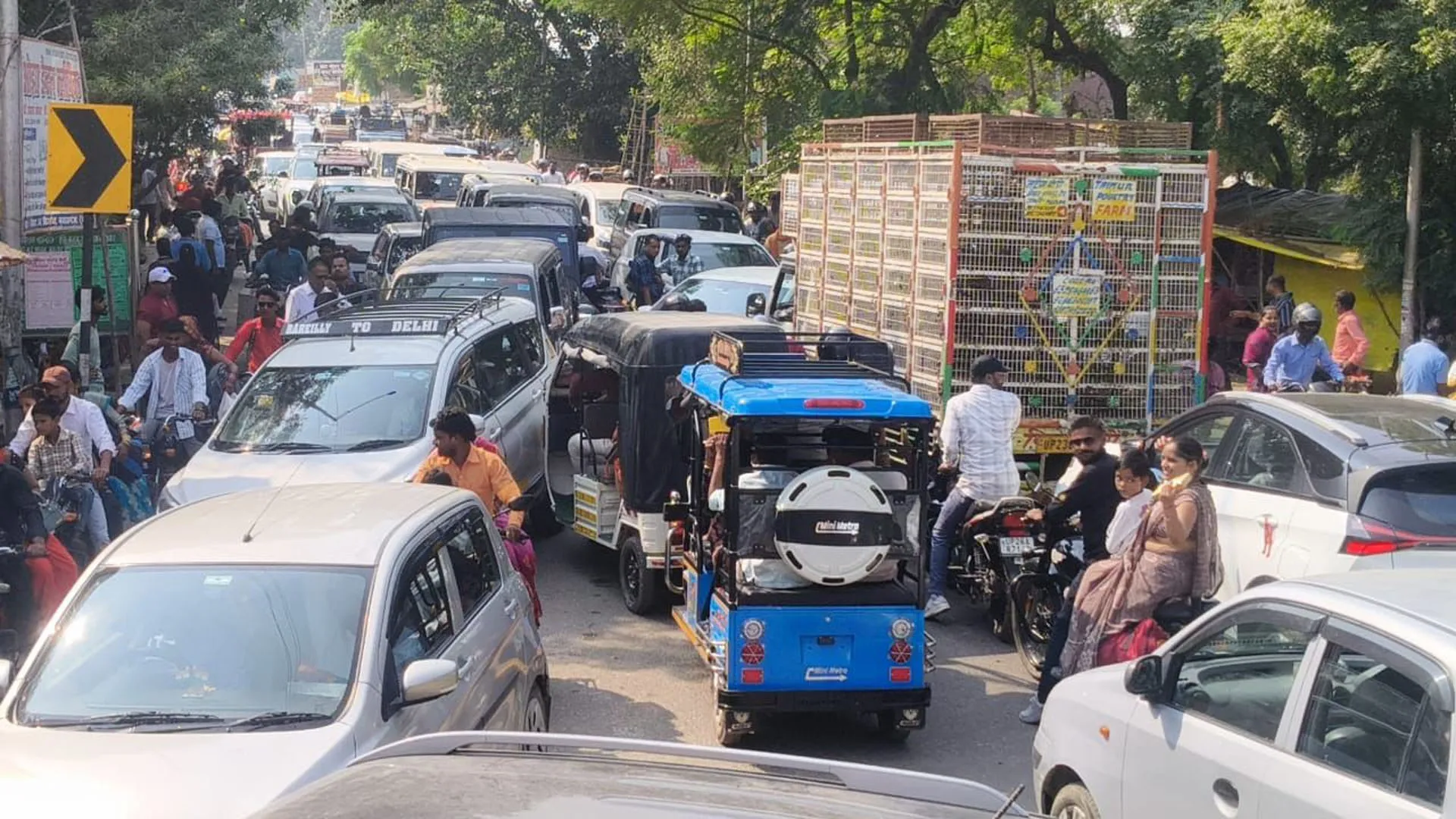 भैया दूज : त्योहार पर ट्रैफिक व्यवस्था चौपट...जाम में फंसी बहनें घंटों हुईं परेशान