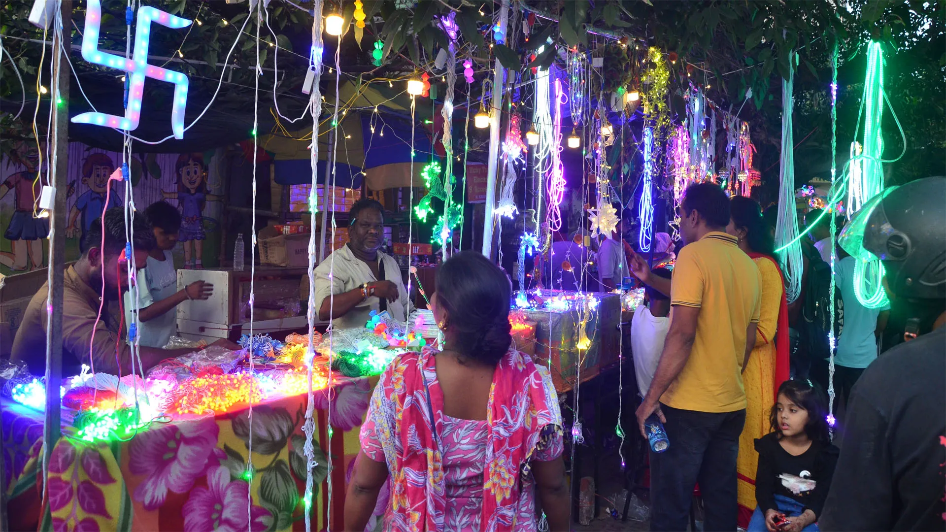 Bareilly:दिवाली का त्योहार...स्वदेशी झालरों से किया घरों का शृंगार