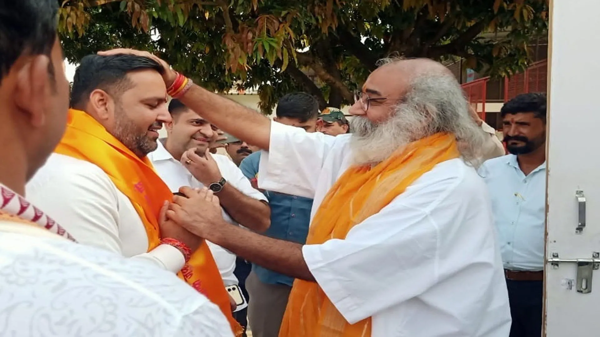 UP : इंग्लैंड के मेयर राज मिश्रा ने किया श्री कल्कि धाम में शिला पूजन