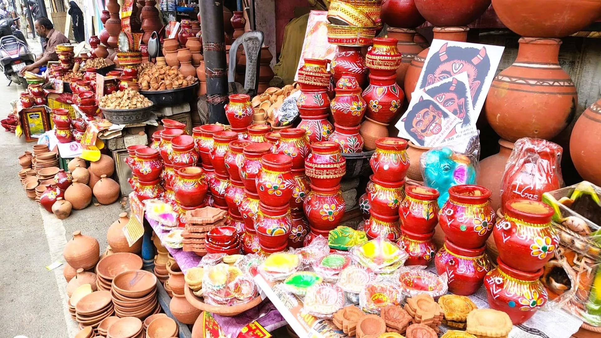 Moradabad : करवाचौथ से पहले सजे बाजार, मिट्टी के साथ पीतल व स्टील के करवे पहली पसंद