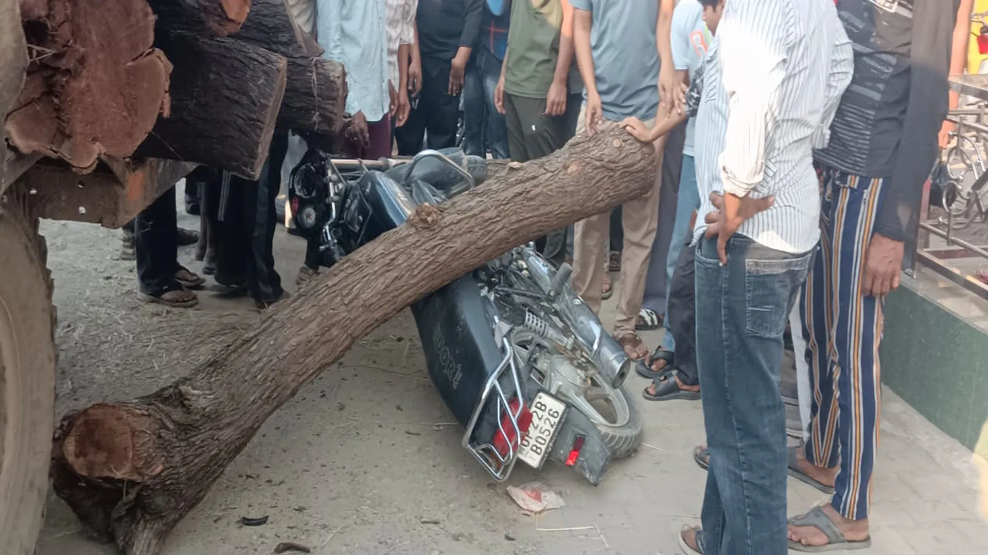 रामपुर : ट्राली से लकड़ी के लठ्ठे गिरे, बाइक सवार घायल...बच्चे बाल बाल बचे