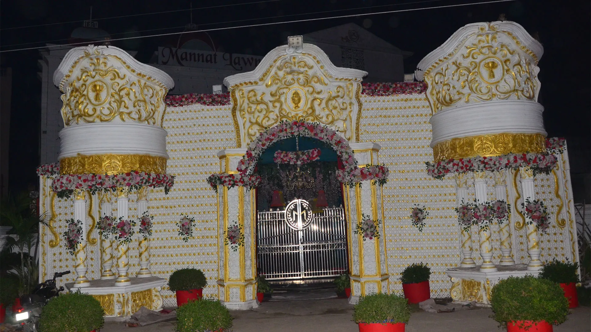 Bareilly : सील तोड़कर कराई जा रही थी शादी...बीडीए ने मन्नत लॉन किया सील