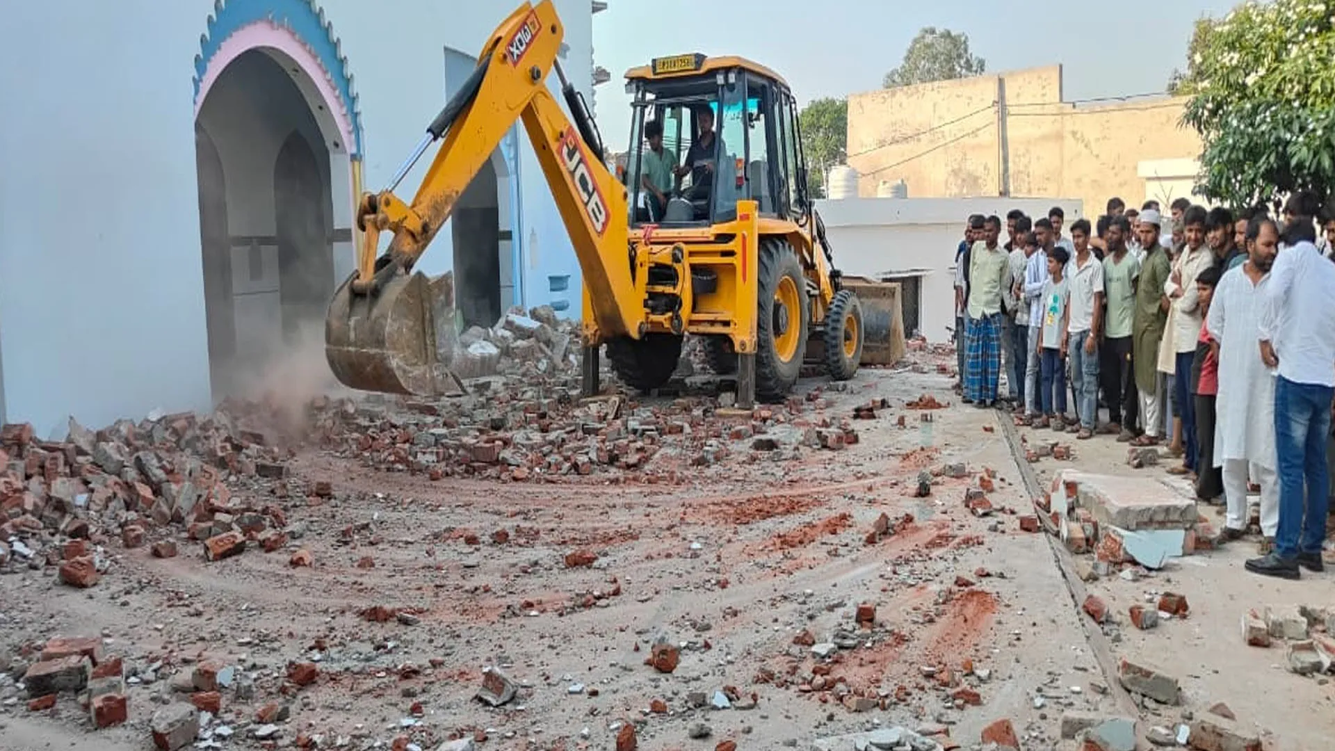 UP: कमेटी खुद ही तोड़ने लगी गौसुलवरा मस्जिद का अवैध निर्माण