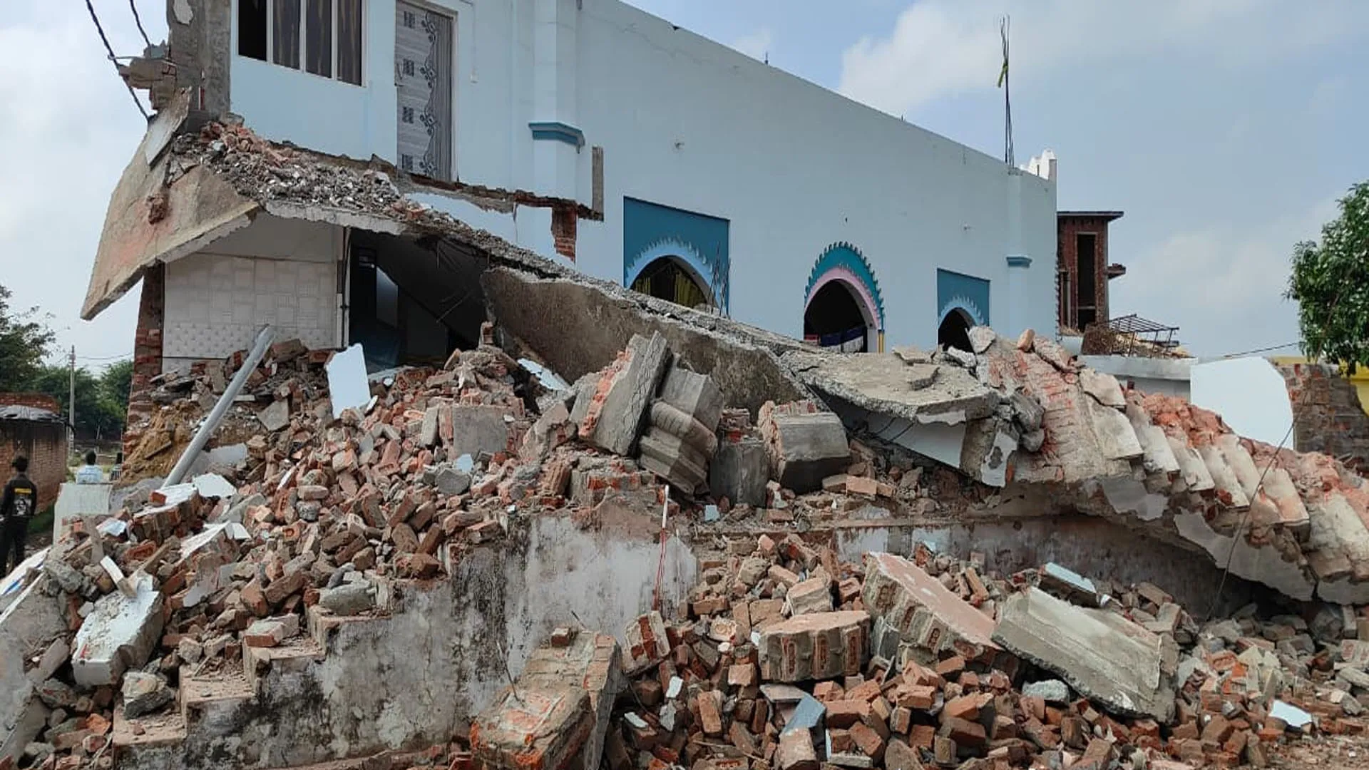 UP : बुलडोजर से तोड़ा गया मस्जिद का अवैध निर्माण, प्रशासन बोला-अब हम देखेंगे