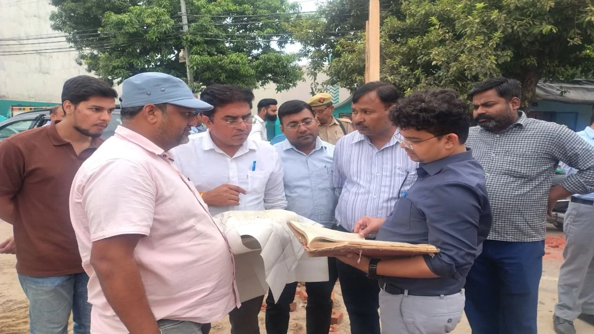 Sambhal: मस्जिद निर्माण की सूचना पर पहुंचे अफसर...चला बुलडोजर