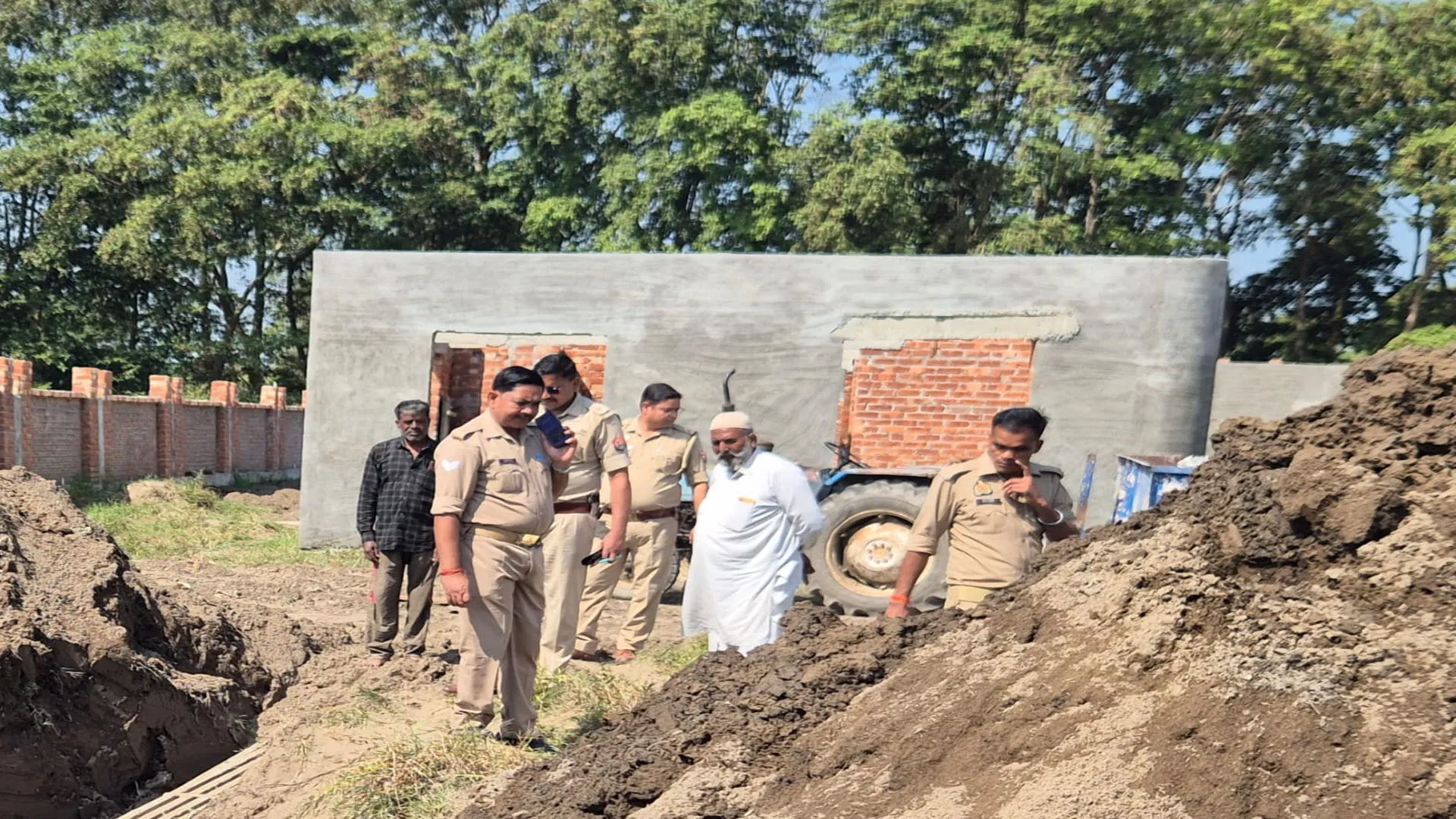 दर्दनाक हादसा : जेसीबी से खुदाई के दौरान मिट्टी धंसने से दबकर एक मजदूर की मौत...चार की हालत गंभीर
