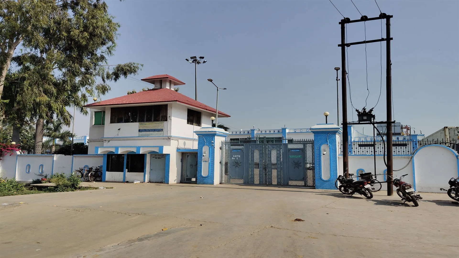 UP: इधर चल रही थी आयकर की छापेमारी, उधर मीट फैक्ट्री मालिक ने दर्ज करा दिया मुकदमा