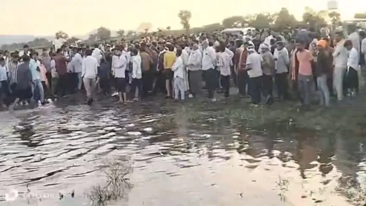 मध्य प्रदेश में दर्दनाक हादसा : खंडवा में दुर्गा प्रतिमा विसर्जन के दौरान तालाब में गिरा वाहन, 9 लोगों की मौत