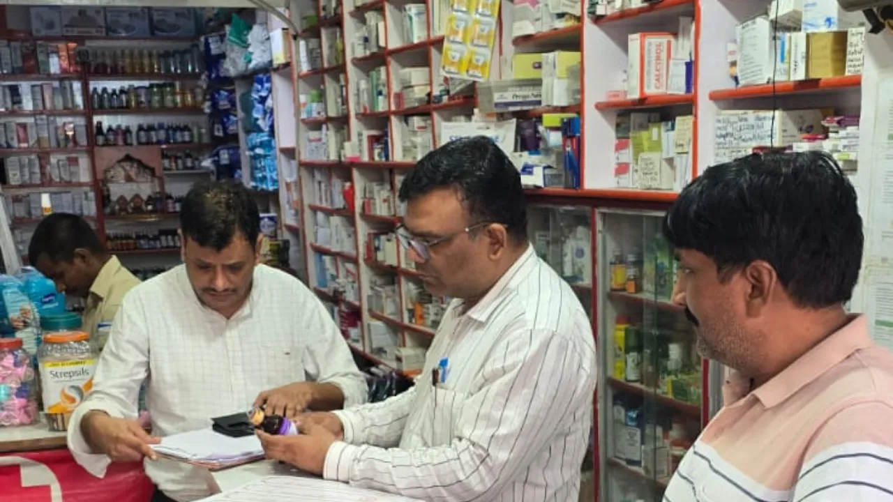 प्रतिबंधित कफ सिरप की तलाश में पांच मेडिकल स्टोर्स पर छापे, FSDA की टीम ने 10 नमूने भी किए एकत्र 