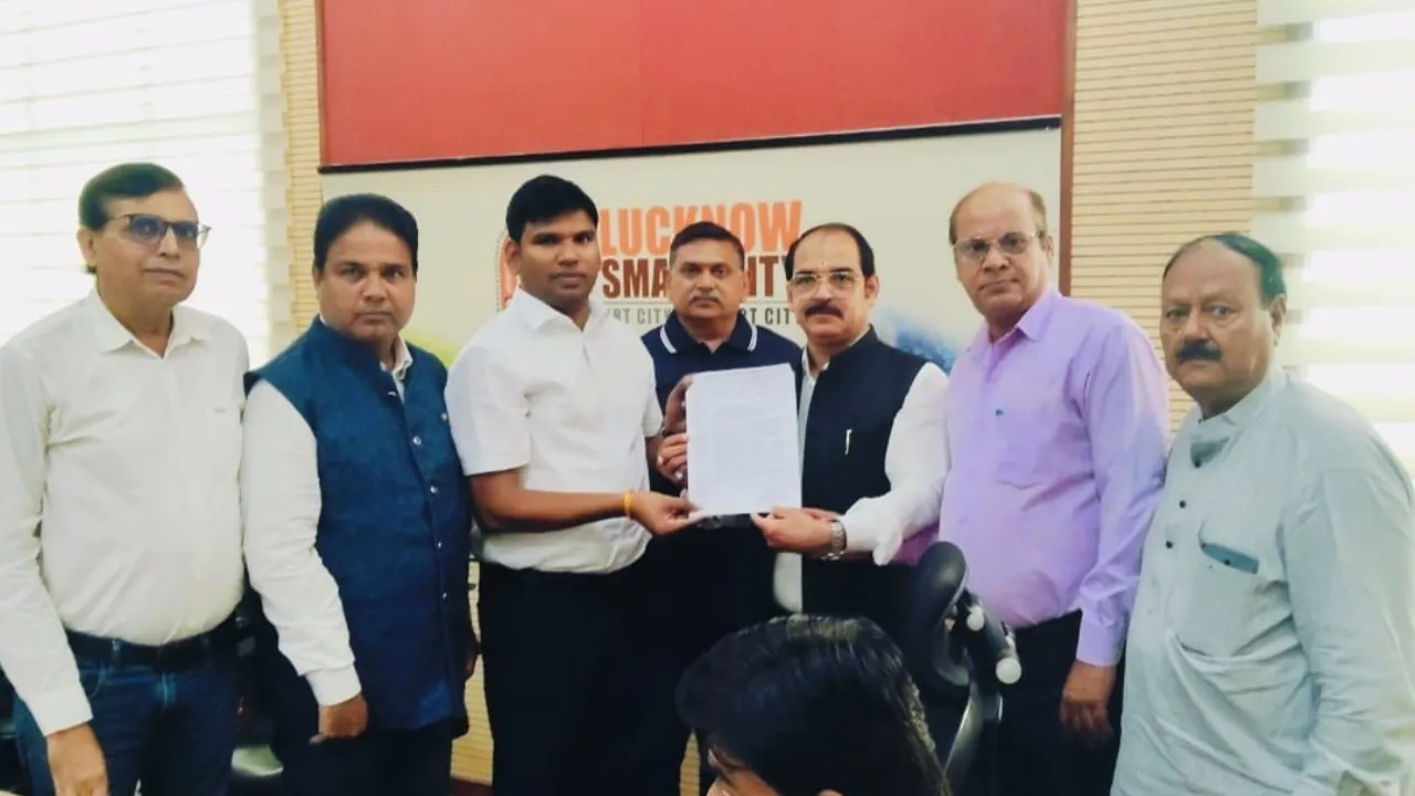 यातायात व्यवस्था में सुधार के लिए अपर नगर आयुक्त को दिया ज्ञापन, कहा- अराजकता फैला रहे ई-रिक्शा पर हो कार्रवाई