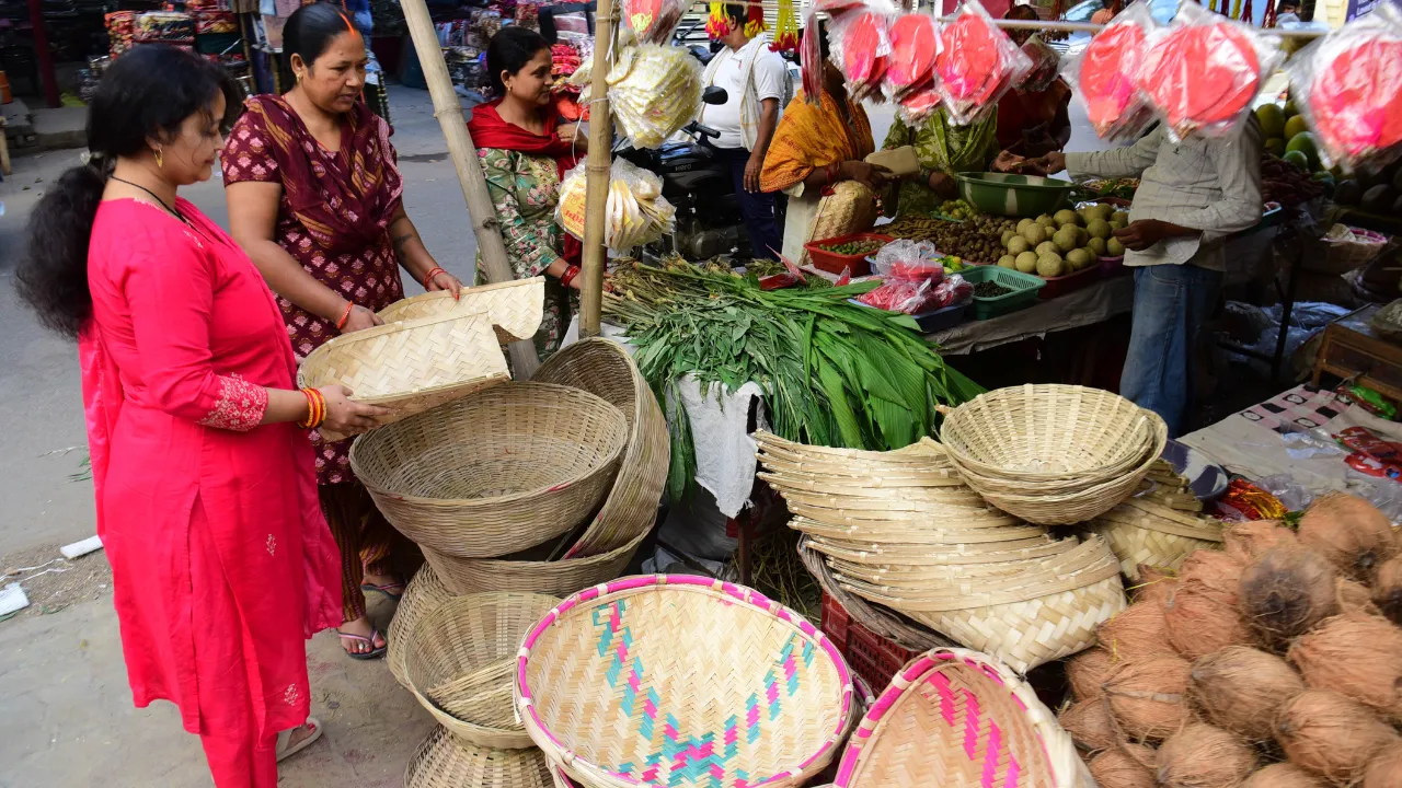 Chhath Puja: ‘नहाय-खाय’ से की पवित्र पर्व की शुरुआत, बाजारों में छाई रौनक