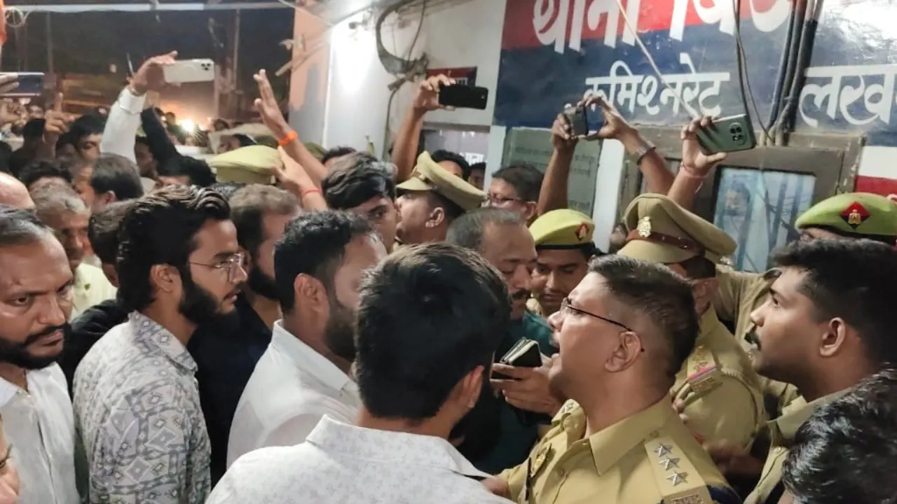 गुंडा टैक्स न देने पर दुकानदार भाइयों पर हमला, भाजपा कार्यकर्ताओं संग ग्रामीणों ने किया थाने का घेराव