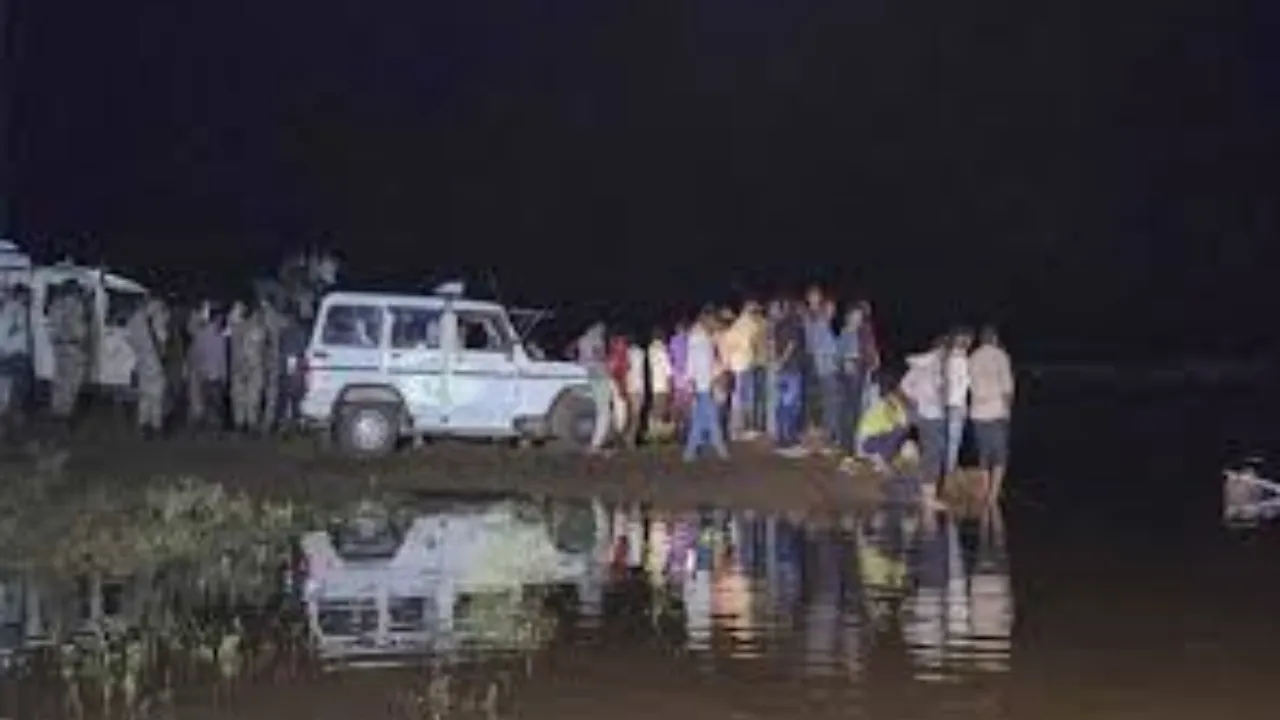खंडवा हादसे में मृतकों की संख्या हुई 11, रोकने के बाद भी पानी में उतार दी थी ट्रैक्टर-ट्रॉली 