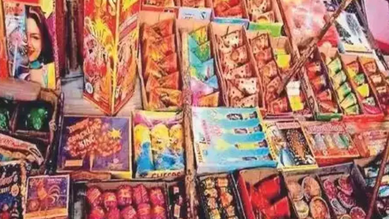 Muzaffarnagar News: मुजफ्फरनगर में एक करोड़ रुपये से अधिक मूल्य के अवैध पटाखे जब्त 