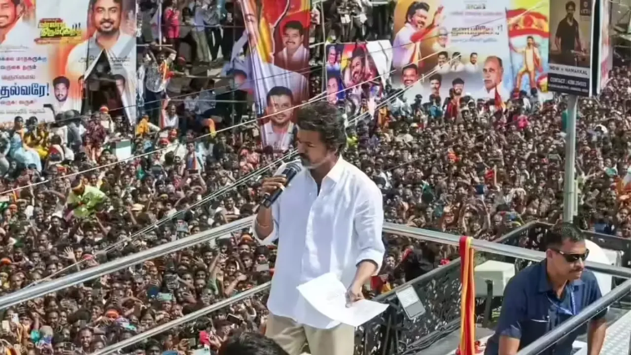 41 लोगों की मौत का जिन्मेदार कौन? करूर भगदड़ में विजय की TVK ने एसआईटी गठित करने के अदालत के आदेश को न्यायालय में दी चुनौती 