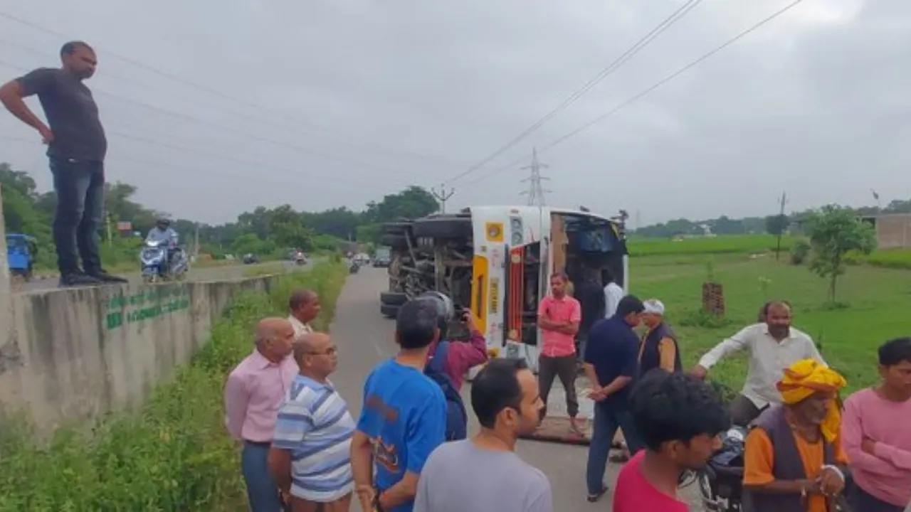 UP News: बहराइच से एमपी जा रहे श्रद्धालु हुए हादसे का शिकार, बस पलटने से 35 लोग घायल