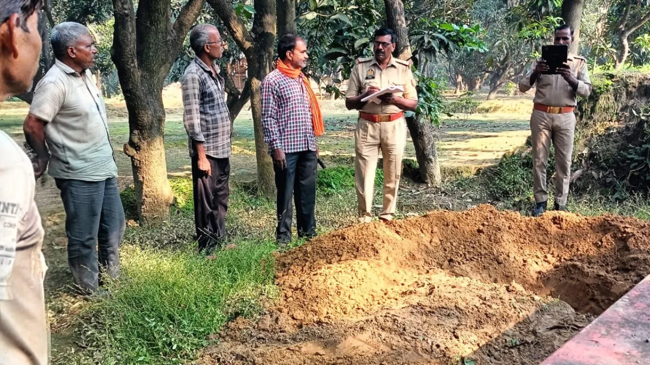 दिवाली पर तंत्र मंत्र: छात्र की कब्र की खोदाई कर निकाल रहे थे शव, पीड़ित परिवार ने पुलिस कंट्रोल रूम पर दी सूचना
