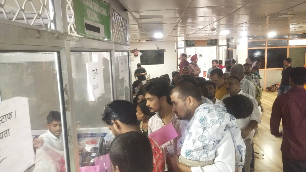 UP News: पहली शीशी, फिर नमूना देने के लिए लगाने पड़ रही लंबी लाइन