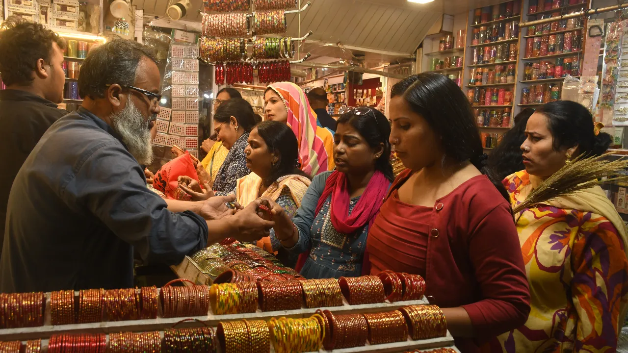 Karwa Chauth 2025: करवा चौथ आज, शुभ सिद्धि योग के साथ मनाये त्योहार... सज गई दुकानें
