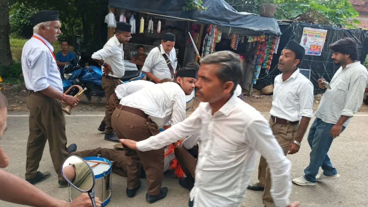शताब्दी पथ संचलन के दौरान अचानक हुई आरएसएस कार्यकर्ता की मौत, खुशी से ड्रम बजाते हुए थम गई सांसें, देखें Video 
