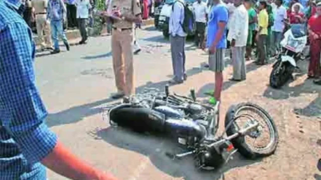 Kaushambi News: डिवाइडर से टकराई मोटरसाइकिल, मामा-भांजे की मौत 