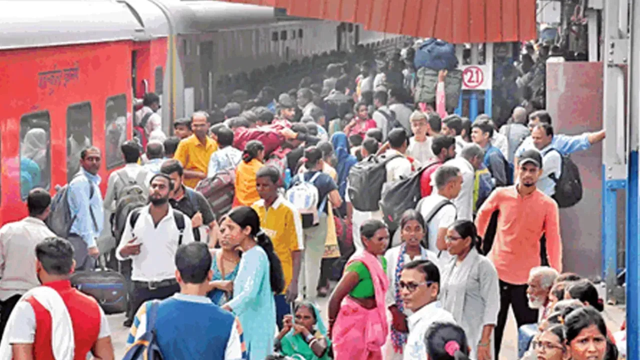 UP News: छठ महापर्व पर पूर्वांचल-बिहार जाने वाली ट्रेनें हाउसफुल, प्लेन टिकटों के दाम छू रहे आसमान, बस सेवाएं दे रही हैं यात्रियों को बड़ी सहूलियत