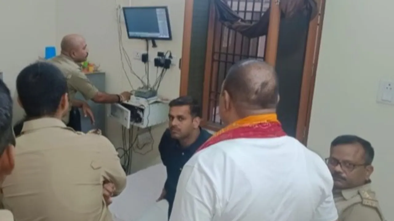 Varanasi News: जेईई की छात्रा ने हॉस्टल में की आत्महत्या, जांच में जुटी पुलिस 
