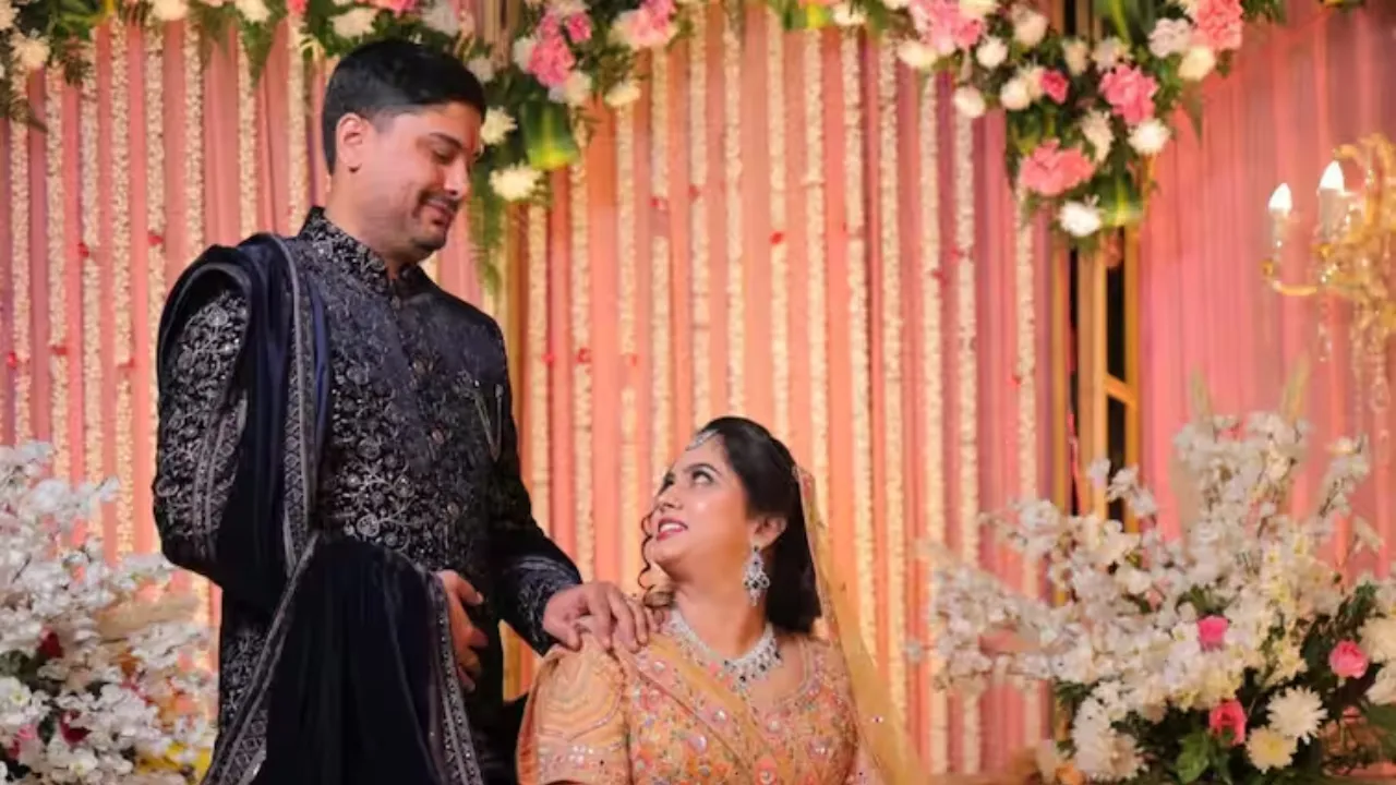 विवादों में फंसी कांग्रेस नेता पूनम पंडित और सपा नेता दीपक गिरी की सगाई, लगे गंभीर आरोप, पद से गए हटाए 