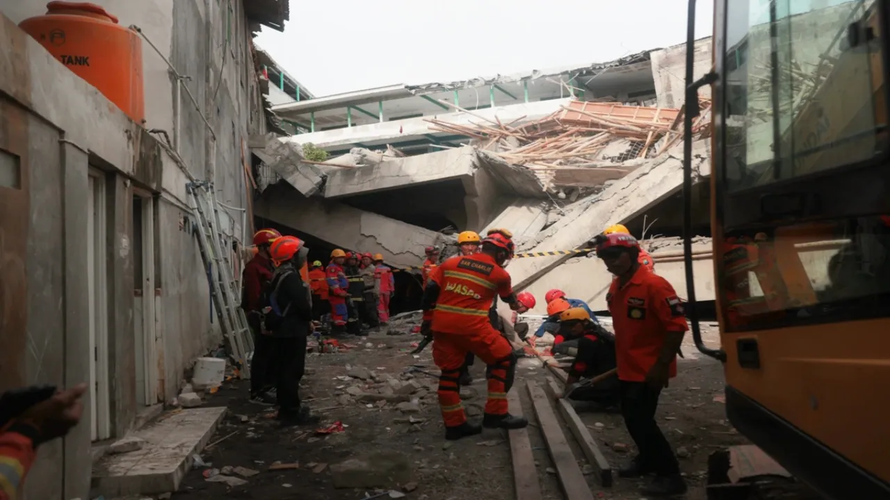 Indonesia school collapse: इंडोनेशिया में स्कूल ढहने से मृतकों की संख्या बढ़कर 53 हुई, तलाशी अभियान जारी 