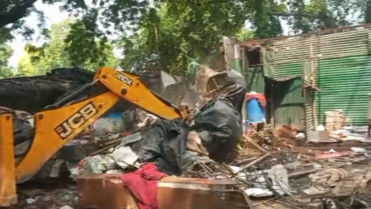 चार बार दिया नोटिस... नहीं खाली हुआ कब्जा तो KGMU ने चलवाया बुलडोजर, लोग बोले- हम कहां जाएं, हमारे पास घर नहीं हैं