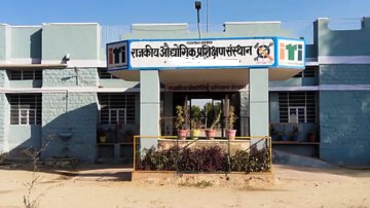 Ballia News:बलिया में दलित महिला कर्मी के साथ उत्पीड़न का आरोप, प्रधानाचार्य समेत तीन के खिलाफ दर्ज FIR