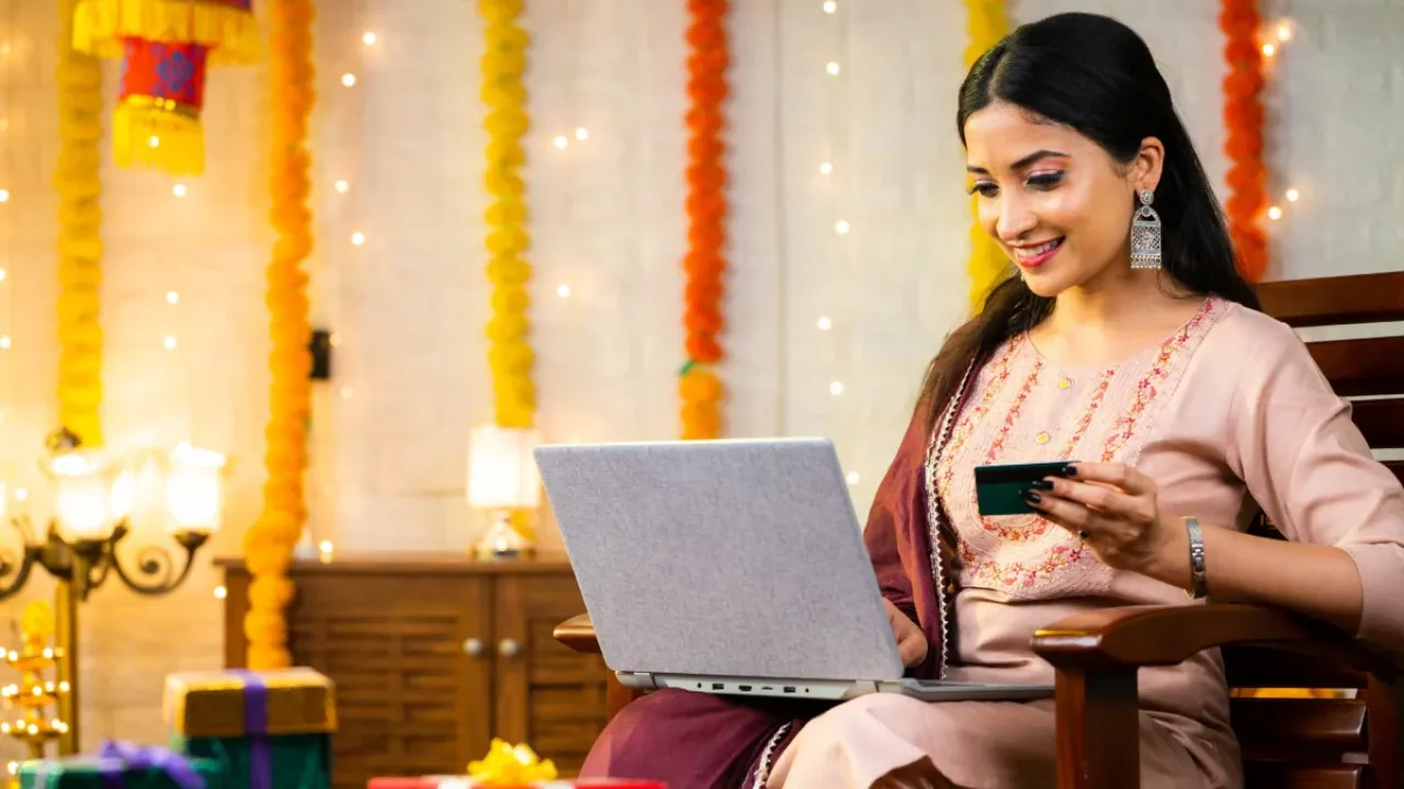 E-Commerce: ऑनलाइन खरीददारी में छोटे शहरों ने महानगरों को छोड़ा पीछे, फैशन और कॉस्मेटिक्स की मांग में उछाल
