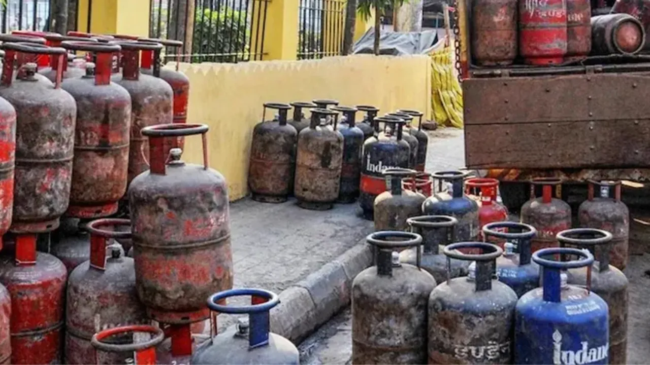 LPG Price Hike: फिर बढ़ गए एलपीजी गैस सिलेंडर के दाम, अब चुकानी होगी इतनी कीमत