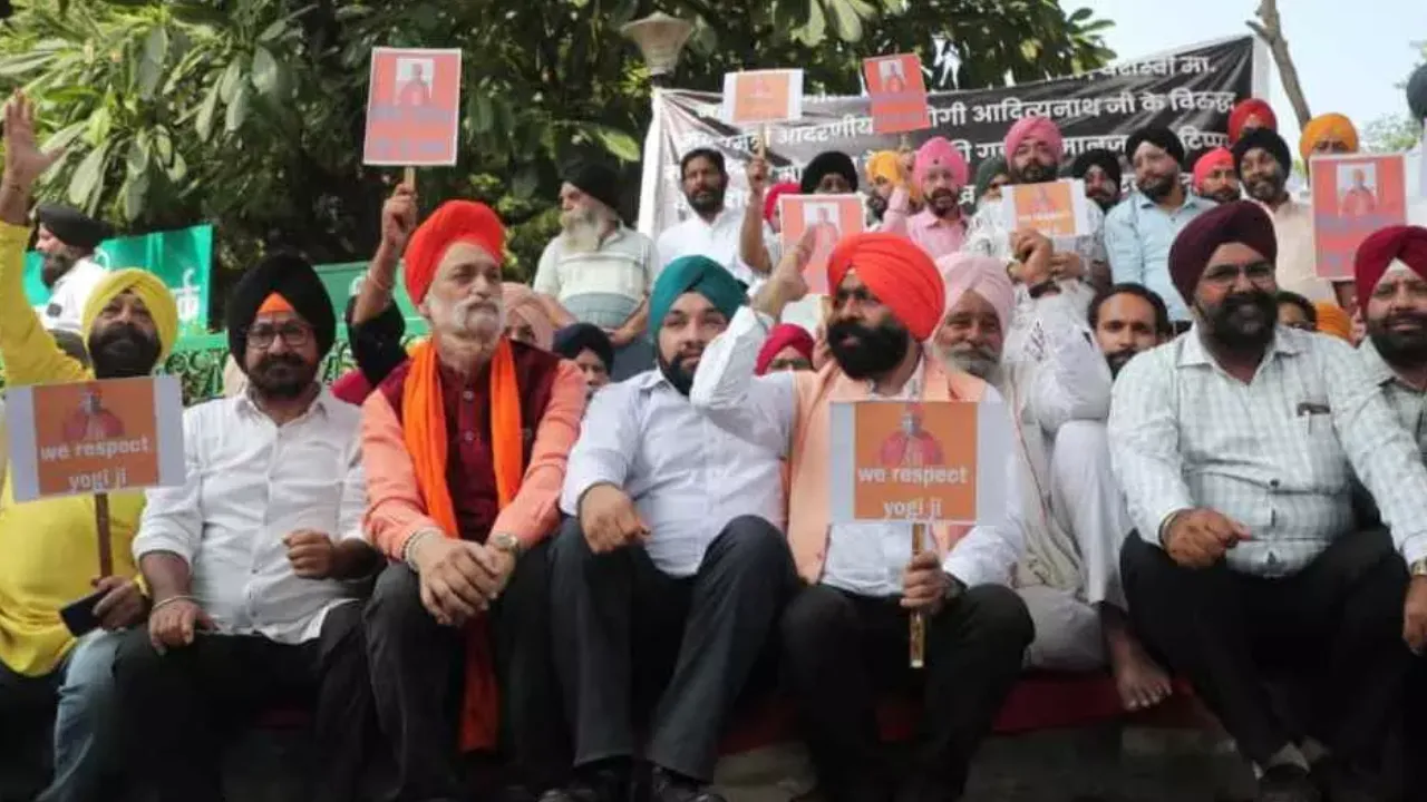 मौलाना ने CM योगी पर की अभद्र टिप्पणी... तो पूर्व महापौर समेत 45 जिलों के सिख समाज के लोगों ने दिया धरना, बोले- ढाल बनकर खड़े है...