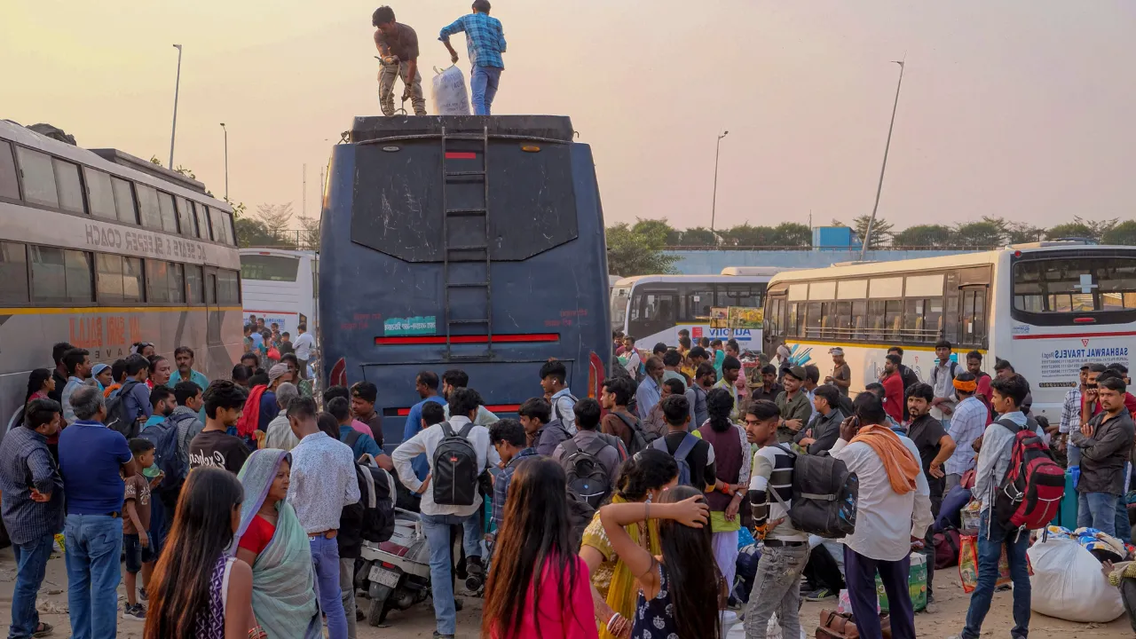 छठ पर 300 अतिरिक्त बसों की व्यवस्था नाकाफी, मुश्किलों में घर पहुंच रहे यात्री