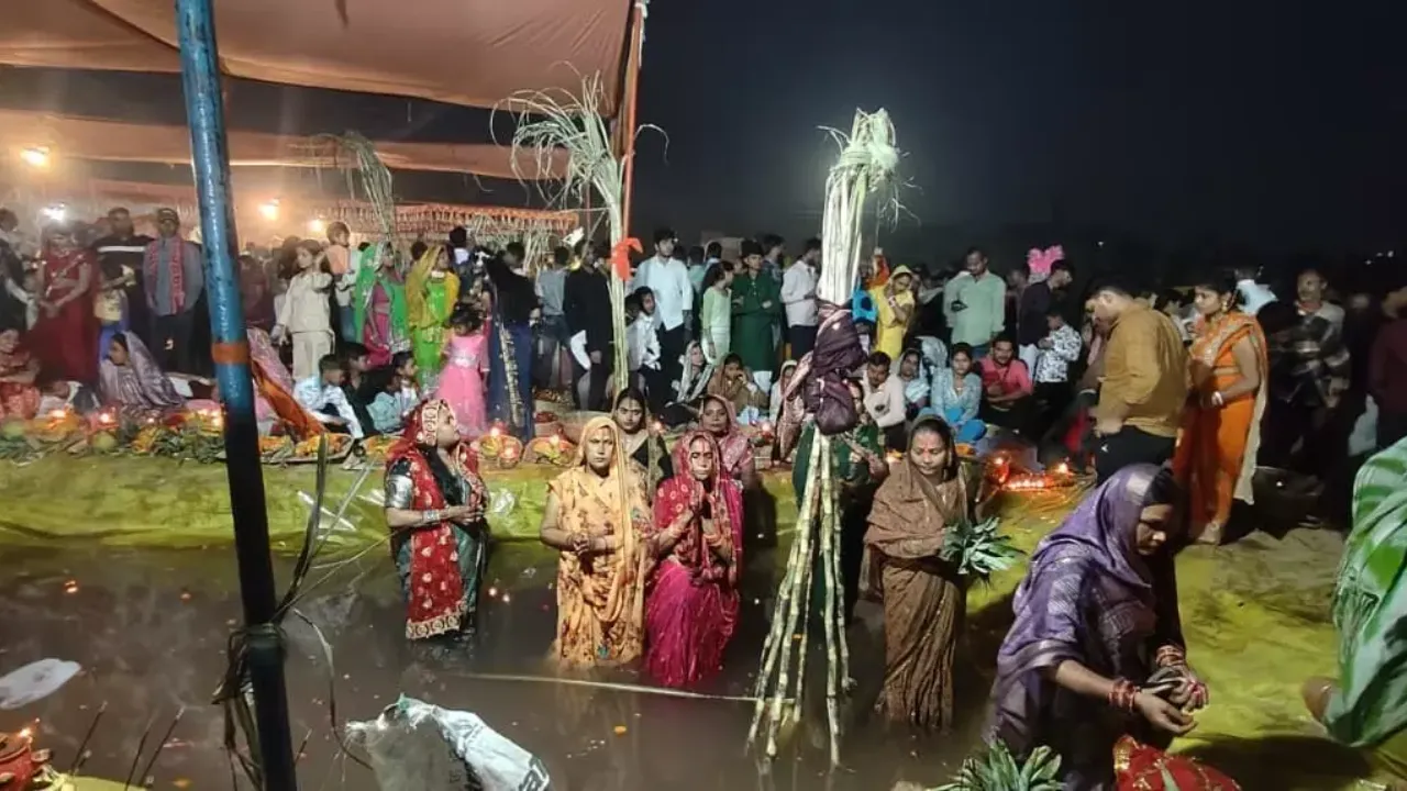 Varanasi News: उगते सूर्य को अर्घ्य देने के साथ संपन्न हुआ छठ महापर्व, आस्थावानों का अद्भुत संगम