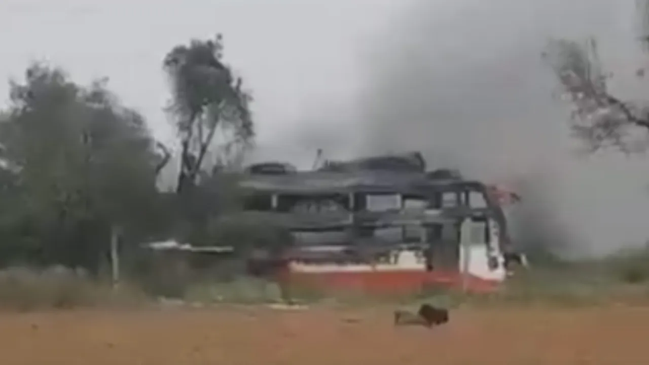 जयपुर में लोगों से भरी बस में लगी आग, 12 लोग झुलसे, दो की मौत