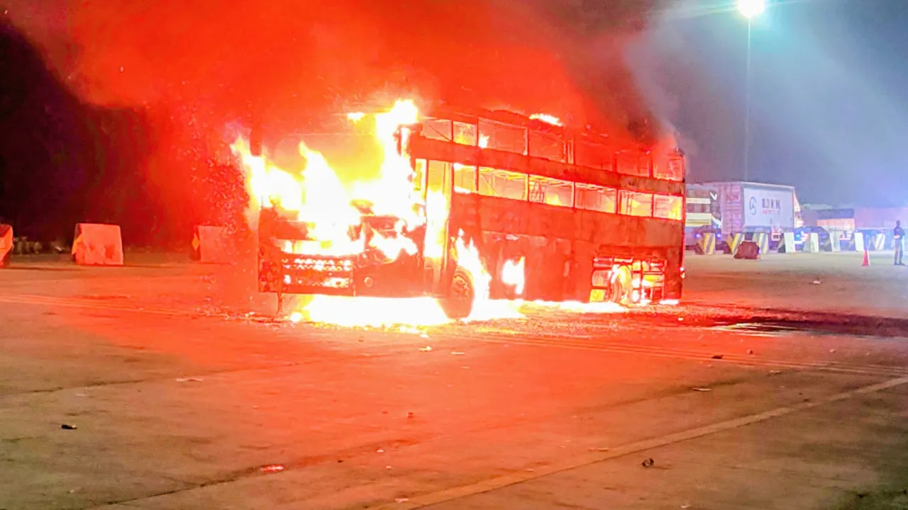 Lucknow News: आगरा-लखनऊ एक्सप्रेसवे पर चलती बस में अचानक लगी आग, यात्रियों में हड़कंप