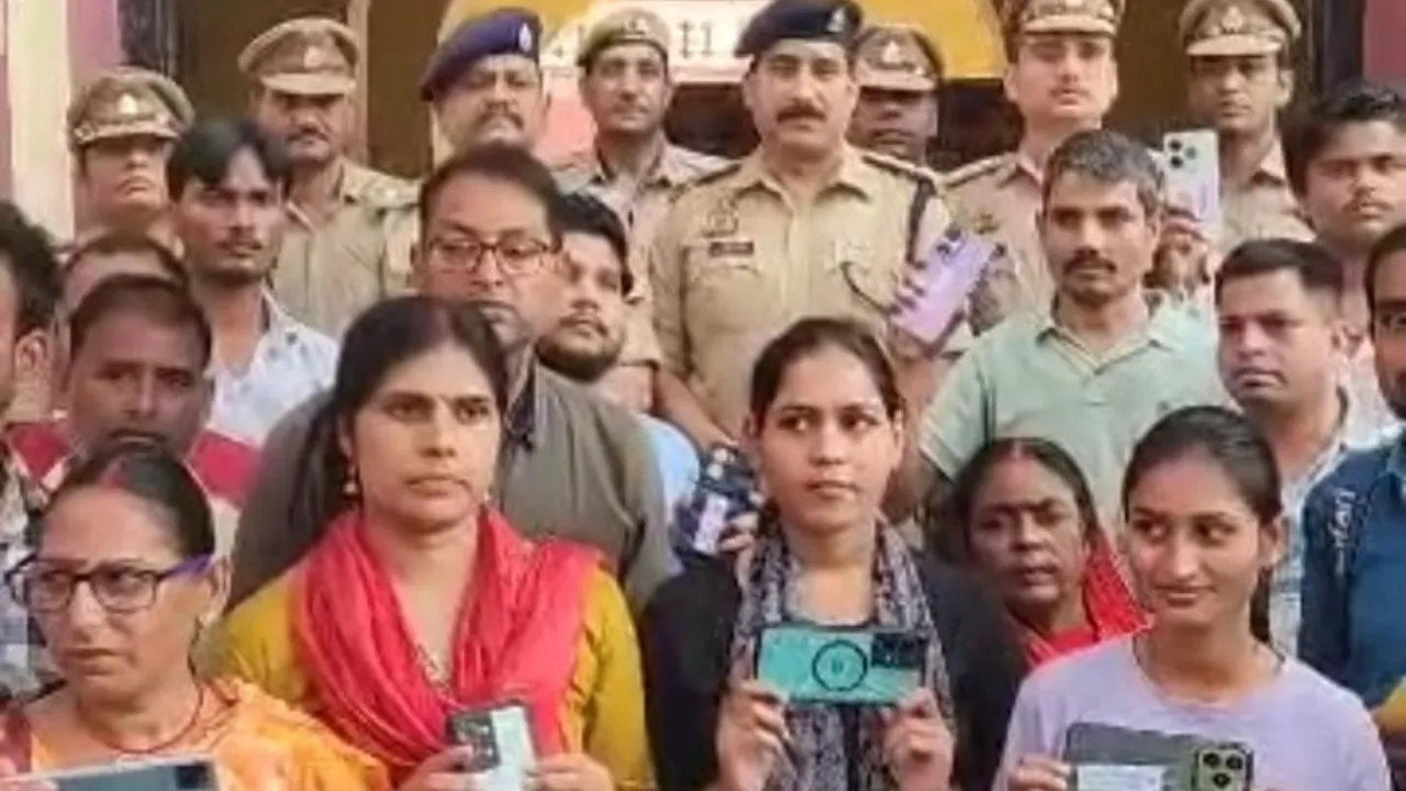 UP News: दिवाली पर चौक पुलिस ने 170 लोगों को लाैटाए गुम मोबाइल, 35 लाख है कुल कीमत